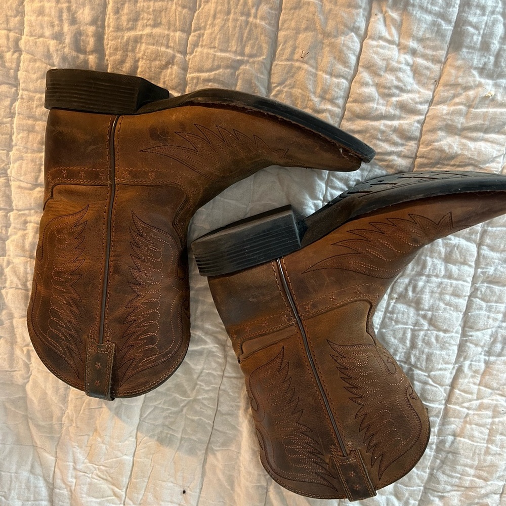 EUC - Kids ARIAT Square Toe Boots - SZ 3
